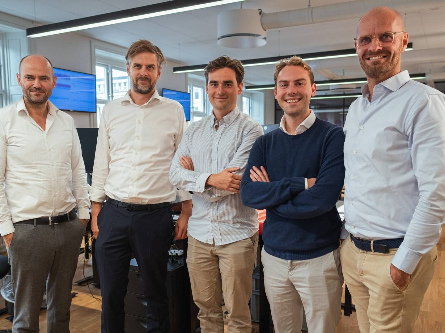 Fra højre Jesper Lilledal (Eifo), Anders Arnum Jensen (den ene af de to stiftere af Factbird), Peter Savnik (CPO), David Olsson (Expedition Growth Capital) og Søren Schønnemann (CCO). | Foto: Factbird