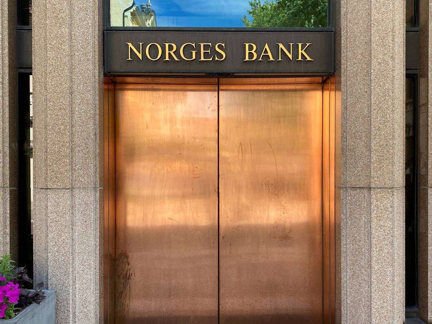 A view of the entrance to Norges Bank's headquarters in Oslo, where Norges Bank Investment Management, also known as the oil fund, is headquartered, too. | Photo: REUTERS/Victoria Klesty/File Photo