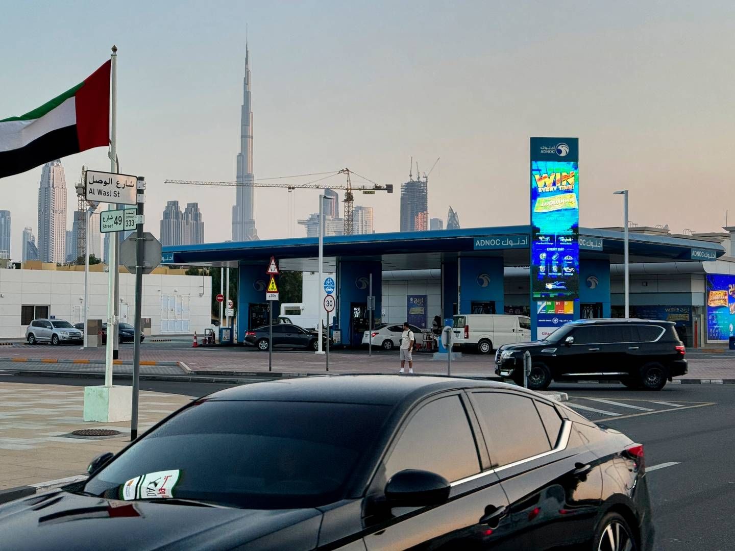 En Adnoc-tankstation i Dubai. | Foto: Kamran Jebreili/AP/Ritzau Scanpix