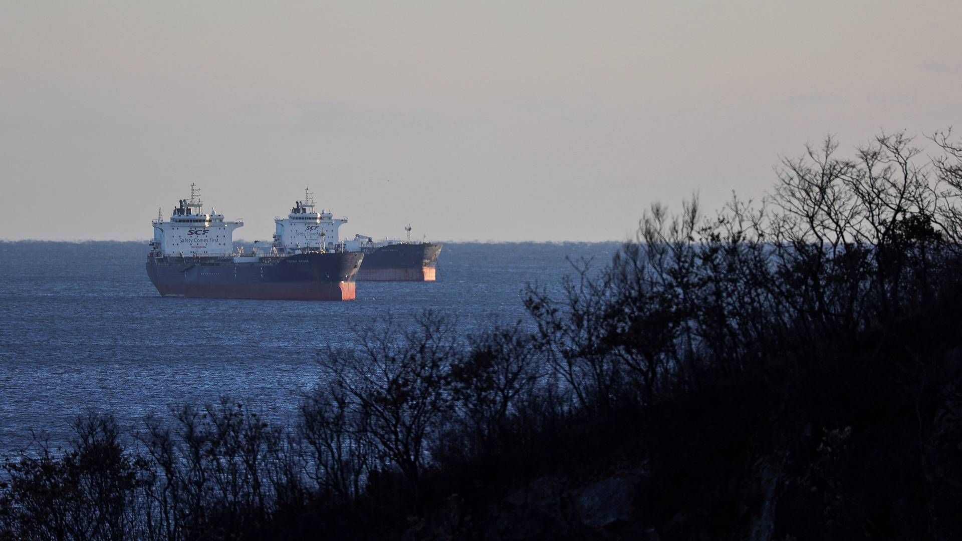 Tankers with no relation to the three Greek companies anchored near Nakhodka in Russia. | Photo: Tatiana Meel/Reuters/Ritzau Scanpix