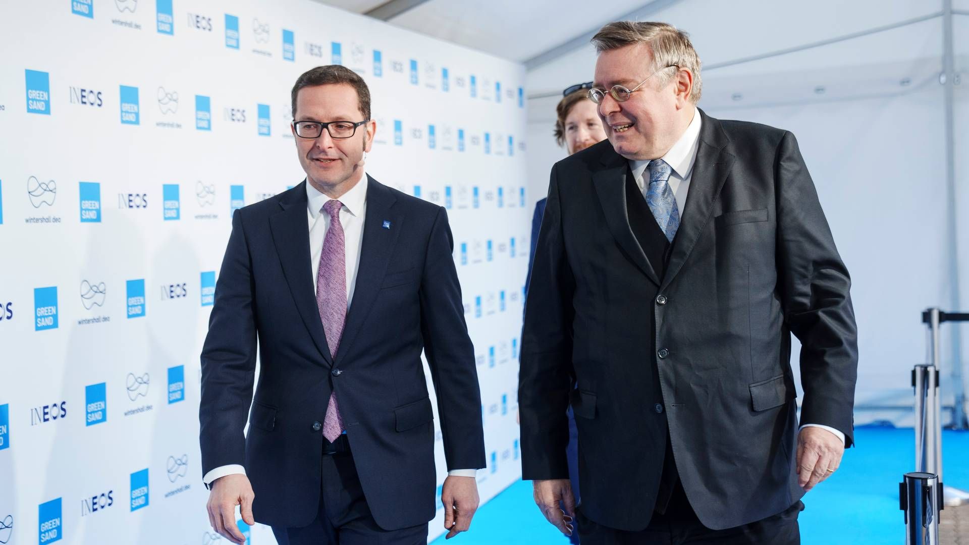 HAR BEILERE: Flere selskaper snuser på Wintershall Dea, ifølge Bloomberg. Her er toppsjef Mario Mehren (til venstre) i Danmark sammen med den tyske ambassadøren Pascar Hector i mars. | Foto: Bo Amstrup/Ritzau/NTB