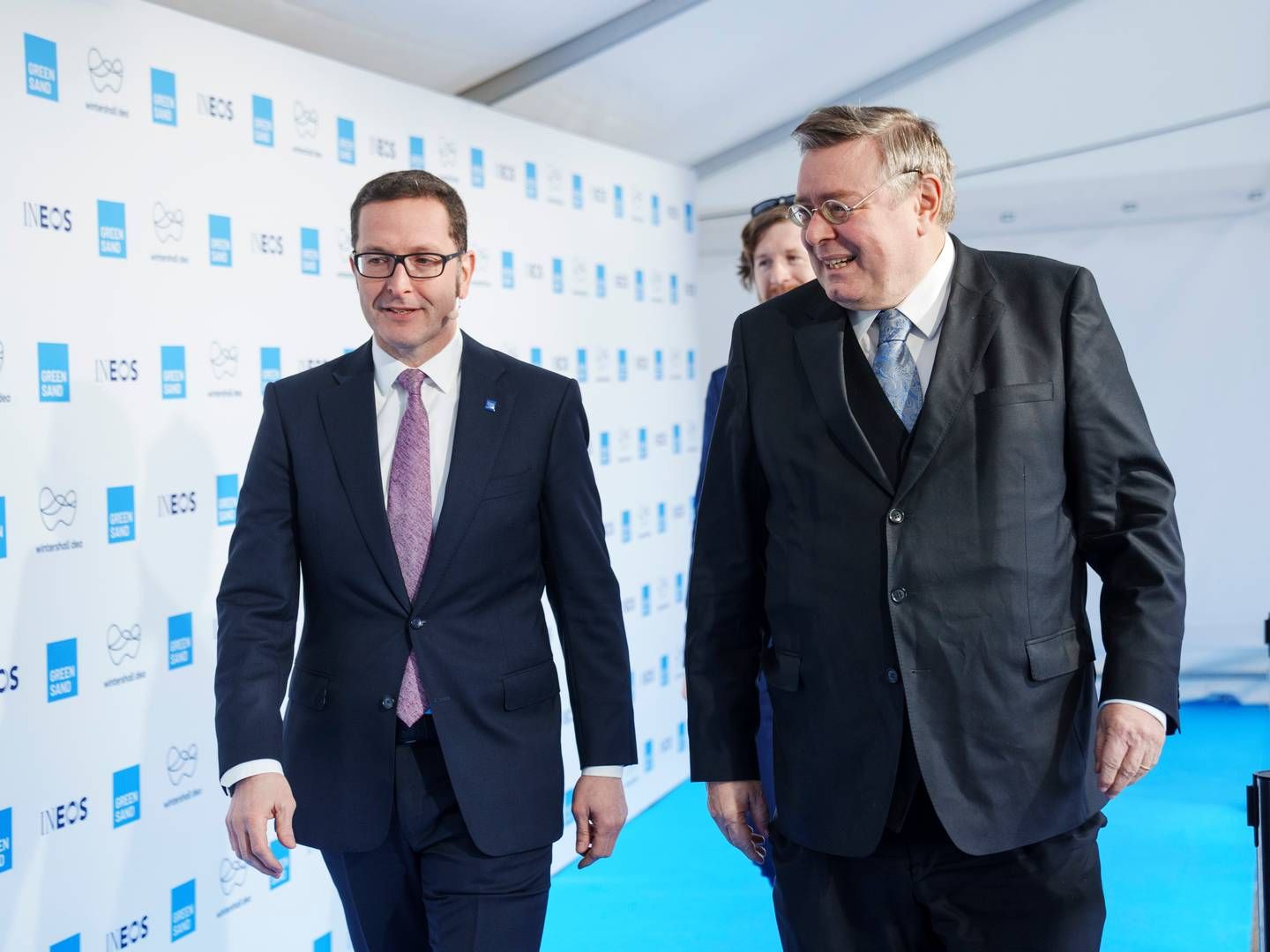 HAR BEILERE: Flere selskaper snuser på Wintershall Dea, ifølge Bloomberg. Her er toppsjef Mario Mehren (til venstre) i Danmark sammen med den tyske ambassadøren Pascar Hector i mars. | Foto: Bo Amstrup/Ritzau/NTB