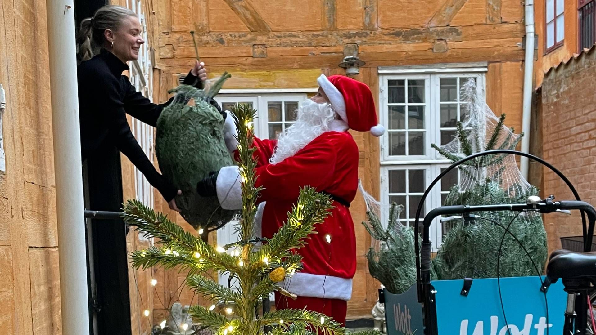 LEVERT HJEM: Wolt leverer juletre hjem på døren. | Foto: Wolt