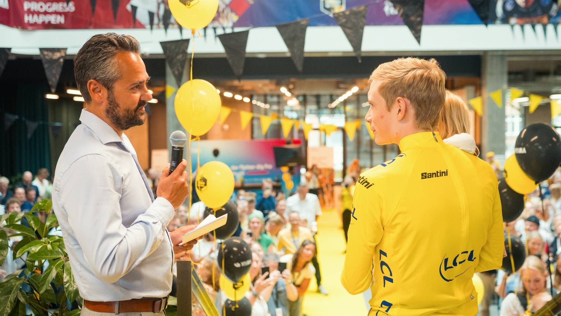 Sponsoratet af cykelholdet, der har haft de seneste to års Tour de France-vinder i form af Jonas Vingegaard, har vist sig at leve op til forventningerne. Nu kommer der ny medsponsor ombord. På billedet lykønsker Kasper Lyhr, direktør for offentlige kunder hos Visma, Jonas Vingegaard med sejren i sommerens Tour. Arkivfoto: Bram Berkien - Jumbo-visma | Foto: Bram Berkien - Jumbo-visma