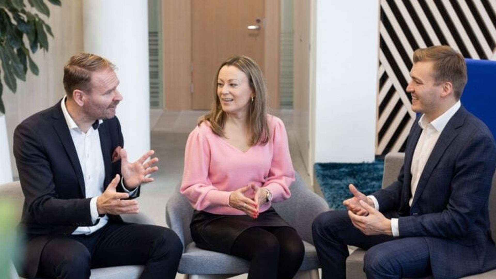 Mike Peltola (right), head of investments and private customers at Handelsbanken Finland, with Nordnet’s country manager for Finland, Suvi Tuppurainen, and Handelsbanken’s head of capital market operations, Finland, Aleksi Lankinen (right). | Photo: Handelsbanken / Nordnet / PR