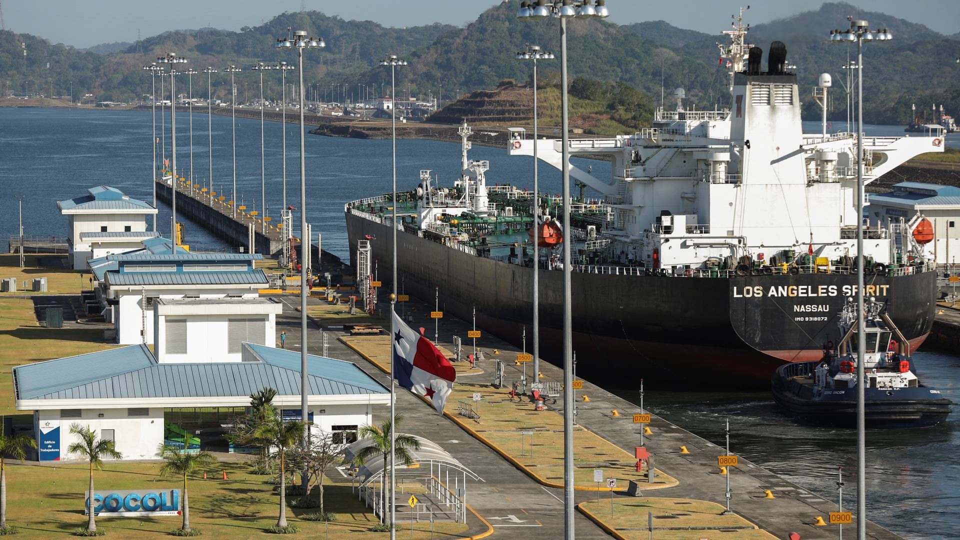 Et tankskib sejler gennem en sluse ved Panama-kanalen. | Foto: Aris Martinez/Reuters/Ritzau Scanpix