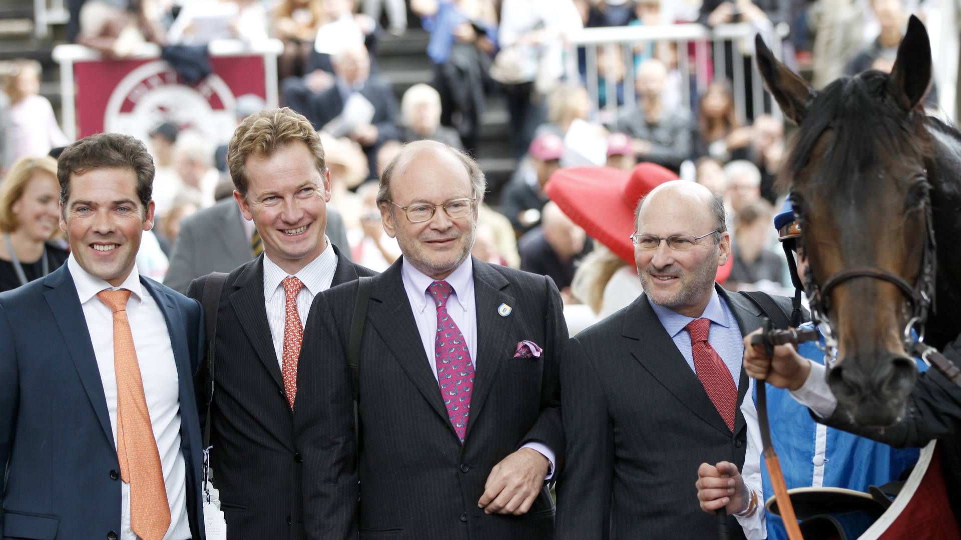 Chanel-arvingerne Alain og Gerard Wertheimer (til højre) til et hestevæddeløb i Frankrig i 2013. | Foto: Lajos-eric Balogh/ap/ritzau Scanpix