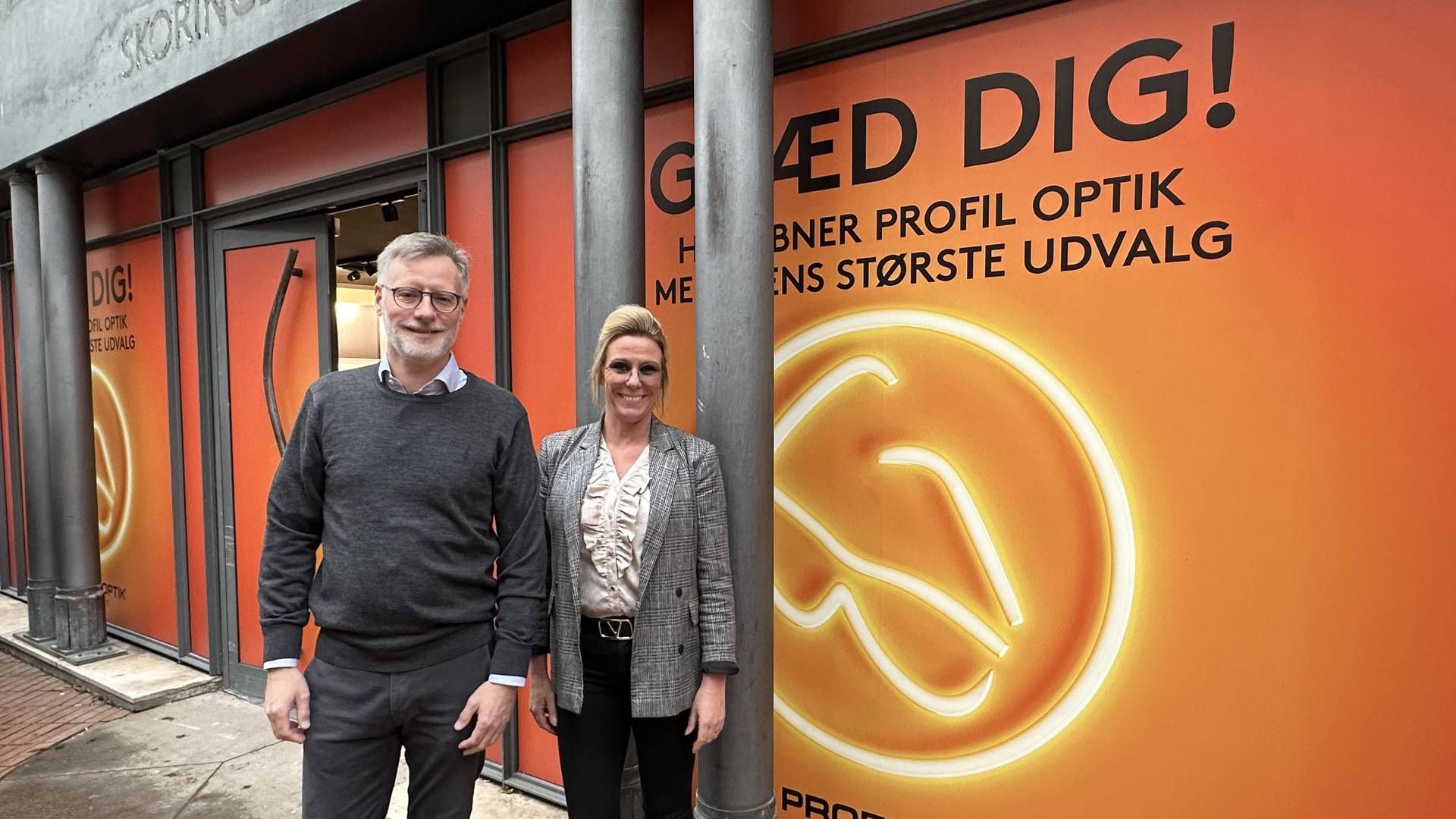 Peter Vejby, optiker i Profil Optiks nye megastore, sammen med butikschef Pia Seidler Tækker foran de nye butikslokaler i Kolding. | Foto: Profil Optik/pr