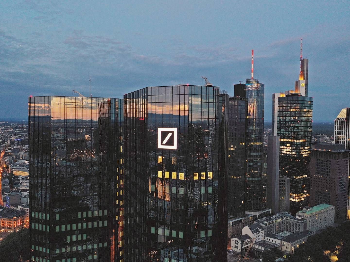 Die Zwillingstürme der Deutschen Bank in Frankfurt. | Foto: picture alliance / Daniel Kubirski | Daniel Kubirski