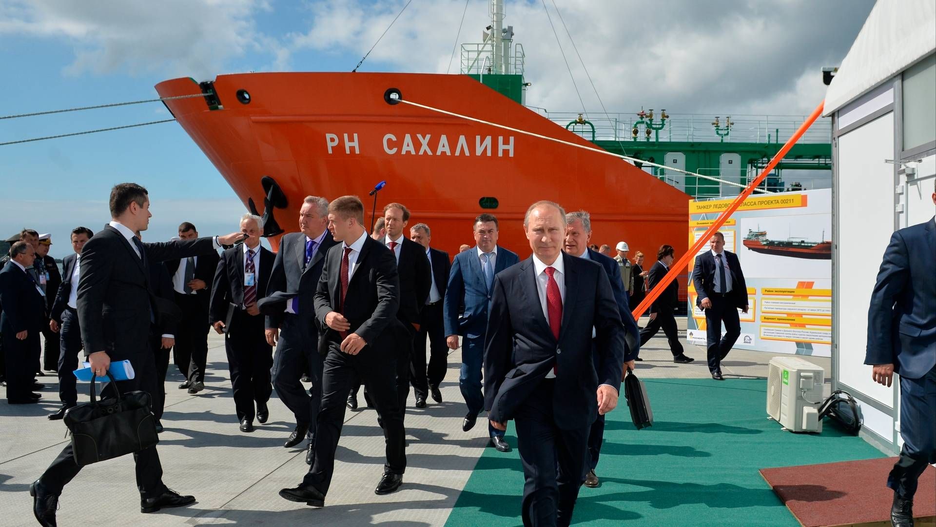 The transshipment usually takes place between Russian ice-class tankers, like the one in the picture, and regular LNG carriers, which then sail on from EU countries to other ports. | Photo: Alexei Druzhinin/AP/Ritzau Scanpix