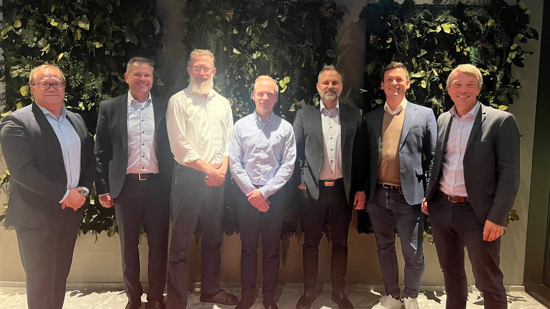 Fra venstre ses Jørgen Peter Rasmussen, adm. direktør i Cloud Agility, Oscar Tolstrup, landechef i Evidi Danmark, Lars Bo Nielsen, head of data og AI i Cloud Agility, Martin Drud Nielsen, CTO i Cloud Agility, Thomas La Cour Søndergaard, direktør i Valcore, Martin Bundesen, partner i Valcore og Jørn Seglem, adm. direktør i Evidi-koncernen. | Foto: Pr