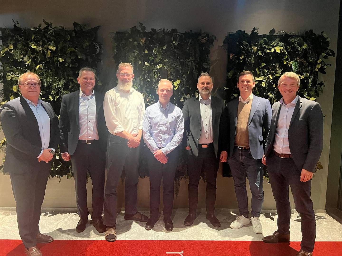 Fra venstre ses Jørgen Peter Rasmussen, adm. direktør i Cloud Agility, Oscar Tolstrup, landechef i Evidi Danmark, Lars Bo Nielsen, head of data og AI i Cloud Agility, Martin Drud Nielsen, CTO i Cloud Agility, Thomas La Cour Søndergaard, direktør i Valcore, Martin Bundesen, partner i Valcore og Jørn Seglem, adm. direktør i Evidi-koncernen. | Foto: Pr