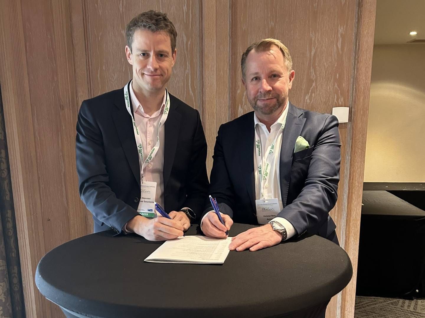 To the left: Håkon Skjerstad, CEO of Azane Fuel Solutions and to the right, Managing Director of Amogy Norway, Christian Berg. | Photo: Azane Fuel Solutions