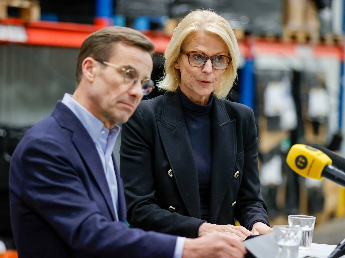 Sveriges statsminister Ulf Kristersson (tv) sammen med finansminister Elisabeth Svantesson (th), der leder det svenske Finansdepartement, som har rejst kritik af ny, dansk postlov | Foto: Adam Ihse/TT/Ritzau Scanpix