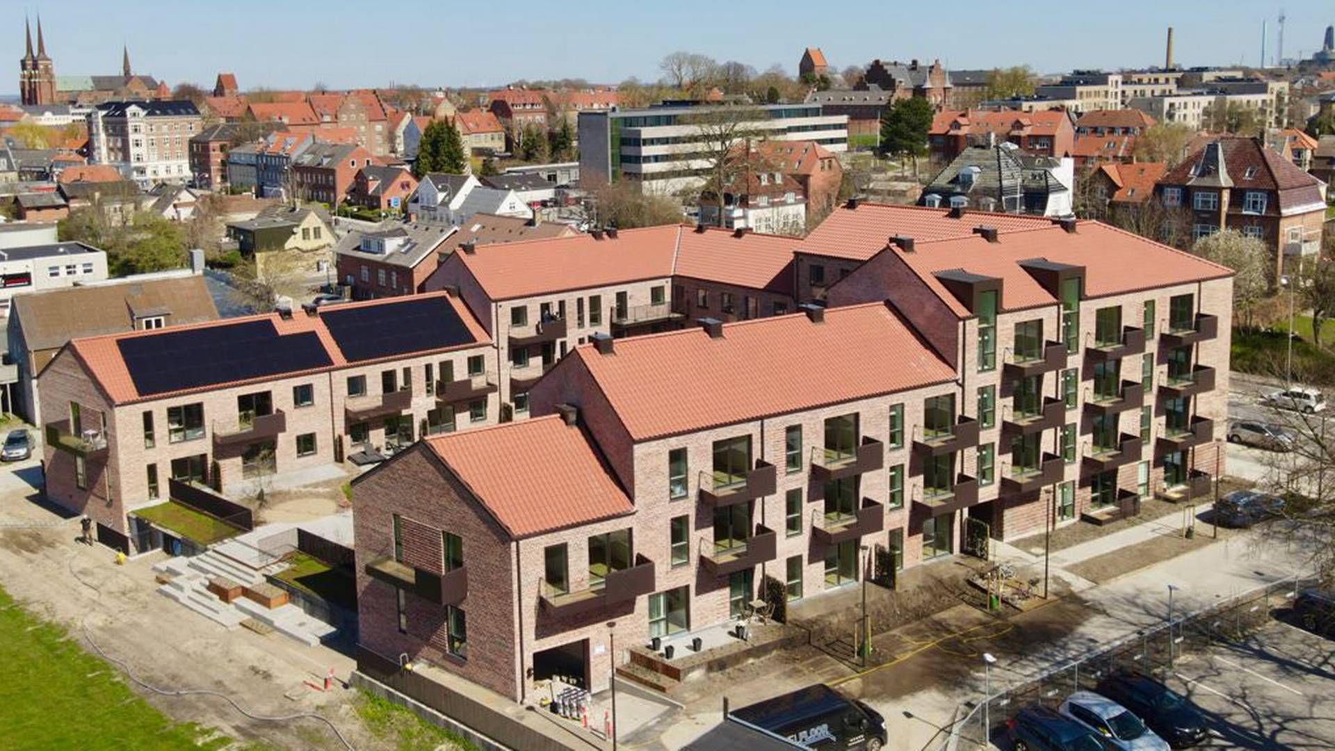 Koncentons nye boliginvestering er placeret lige uden for Roskildes indre ringvej. I baggrunden til venstre ses byens domkirke. | Foto: PR