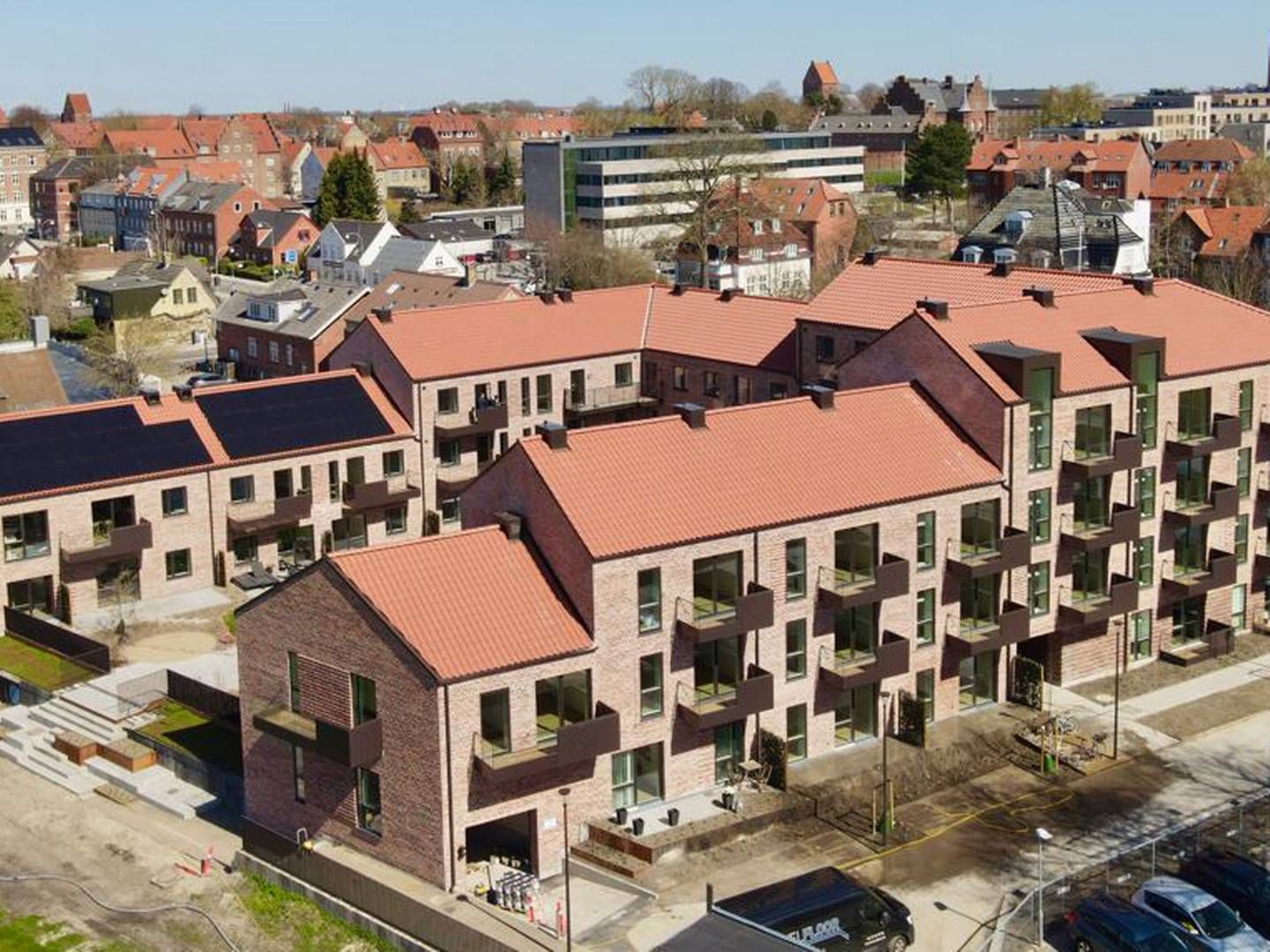 Koncentons nye boliginvestering er placeret lige uden for Roskildes indre ringvej. I baggrunden til venstre ses byens domkirke. | Foto: PR