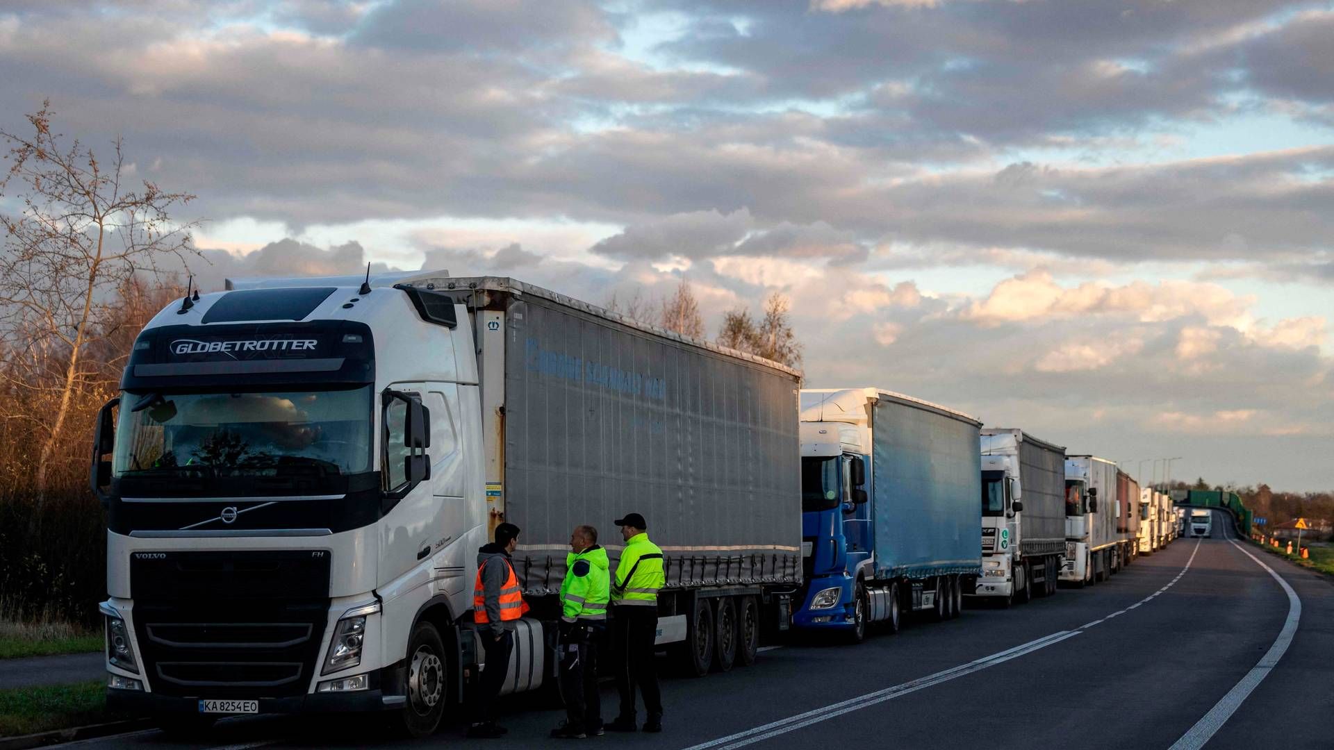 En lastbilblokade har den seneste tid skabt store vanskeligheder ved grænsen mellem Polen og Ukraine. Nu udvides blokaden til Slovakiet. | Foto: Wojtek Radwanski/AFP/Ritzau Scanpix