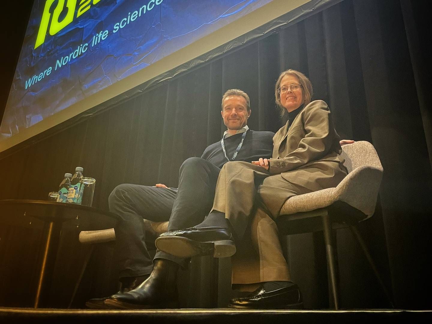 Martin Raida (tv) arbejder for verdens største medicinalselskab, amerikanske Johnson & Johnson, som Early Innovation Partnering Lead, og han er på jagt efter nye kandidater på konferencen Nordic Life Science Days. Her har han mødt den danske landechef for J&J's medicinalarm Janssen, Julie Enevold Brooker, på konferencen i Bella Center. | Foto: Ulrich Quistgaard/MedWatch