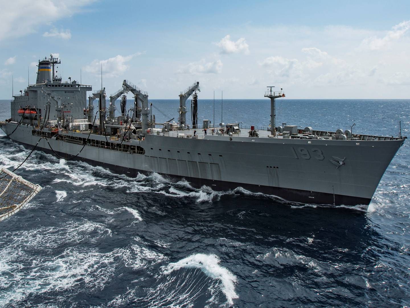 Military Sealift Command skibet USNS Walter S. Diehl, som ikke har noget med det aktuelle søgsmål at gøre, sejler med forsyninger i Det Sydkinesiske Hav.