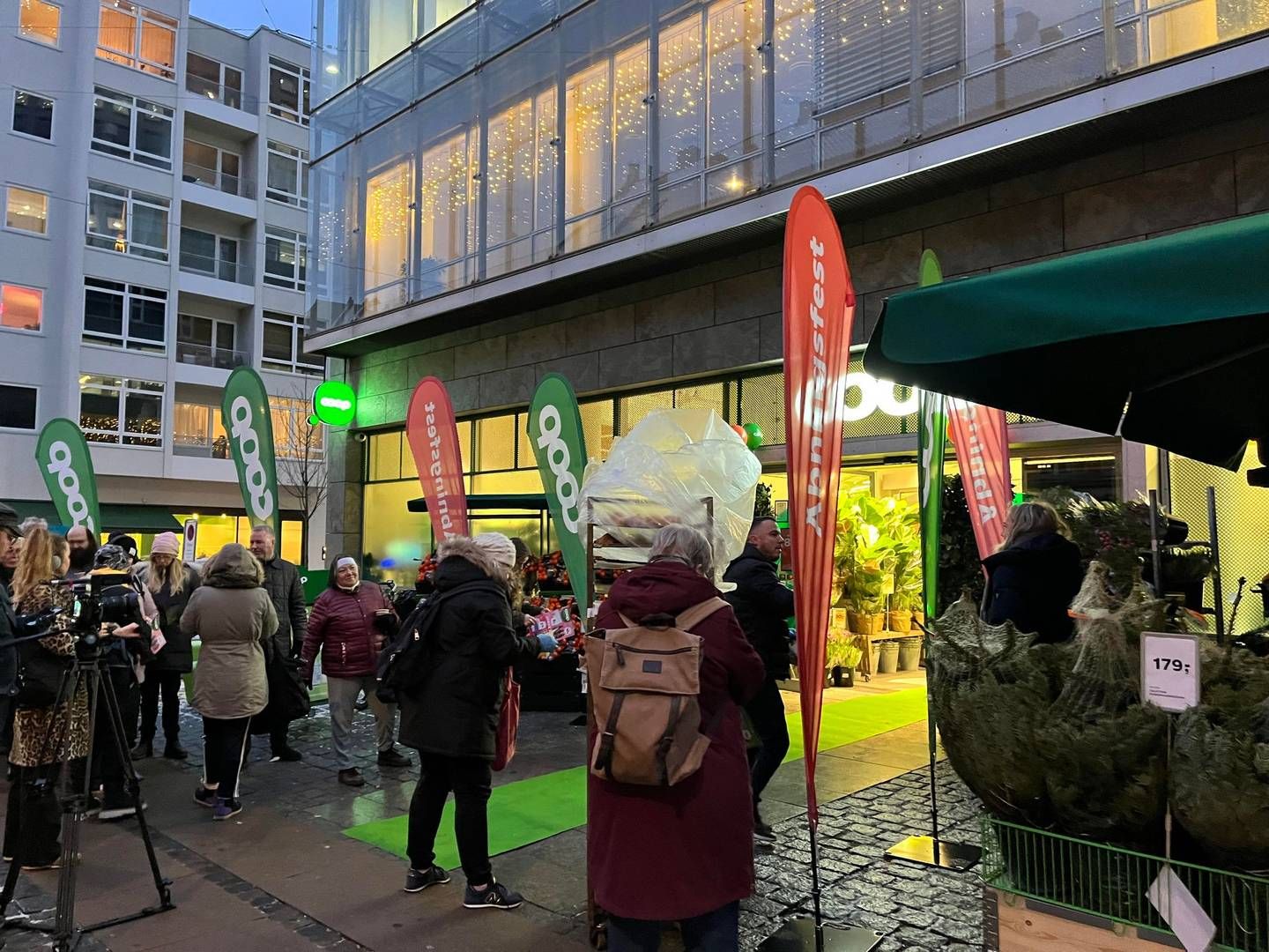 Coop havde i dagens anledning rullet den grønne løber ud ved indgangen til testbutikken. Den grønne farve skal tegne konceptet og er ifølge kædedirektør Allan Kristoffersen udvalgt med sparring fra "tusinder af kunder." | Foto: Harald Sebastian Krebs