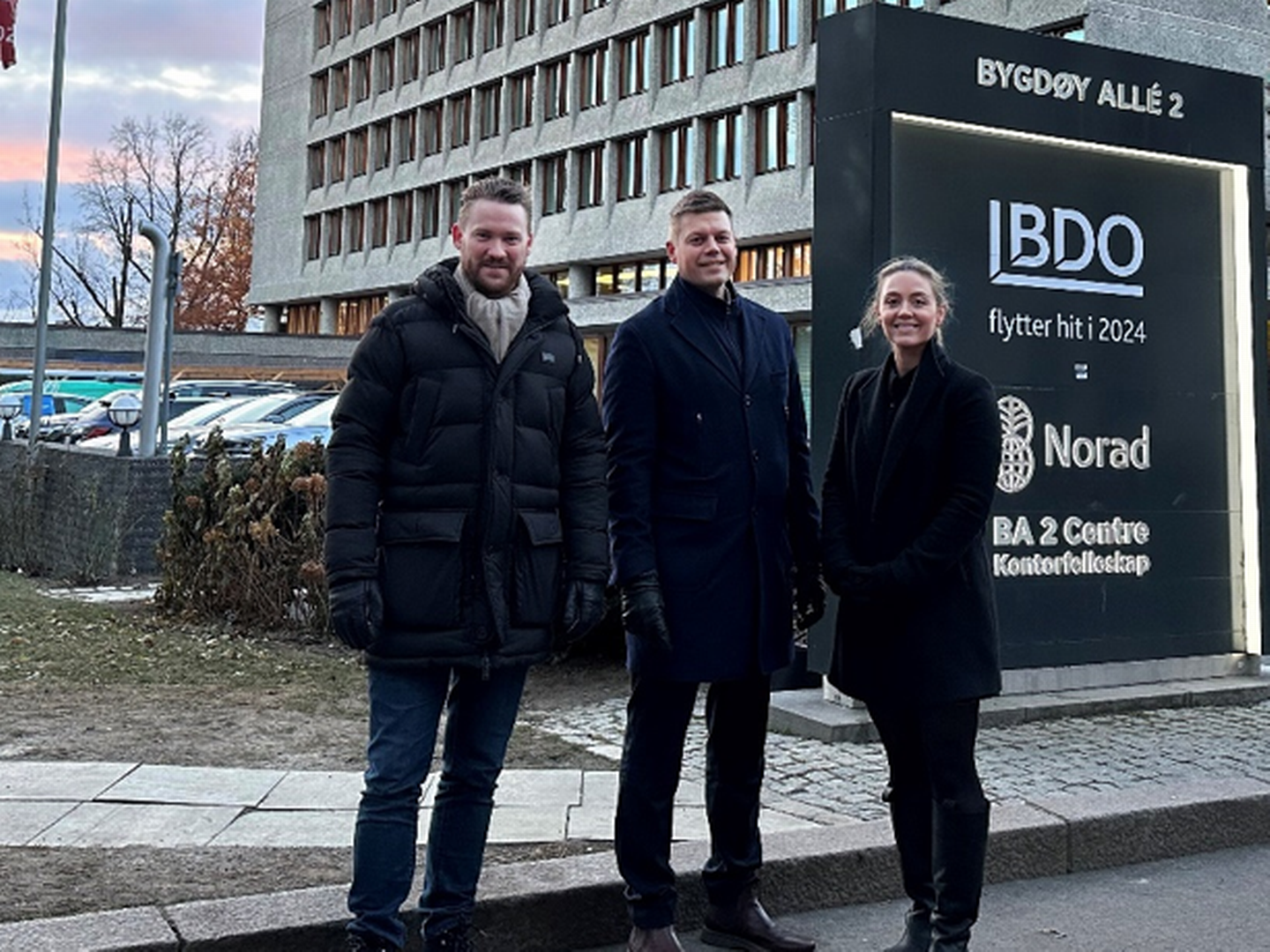 INNGÅR SAMARBEID: Didrik Sagbakken Berg, Associate Partner UNION og nestleder UiN, Sigmund Olav Lie, bransjeleder for eiendom i BDO og Katrine Belsvik, markedsansvarlig AB Invest og leder UiN - foran Hydrobygget. | Foto: Ung i Næringseiendom