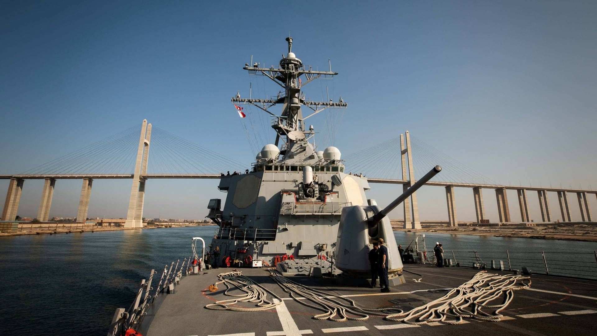 Den amerikanske destroyer USS Carney, der her i oktober 2023 er på vej gennem Suez-kanalen, kom handelsskibe til undsætning efter at de var blevet angrebet i Det Røde Hav. | Foto: Us Navy