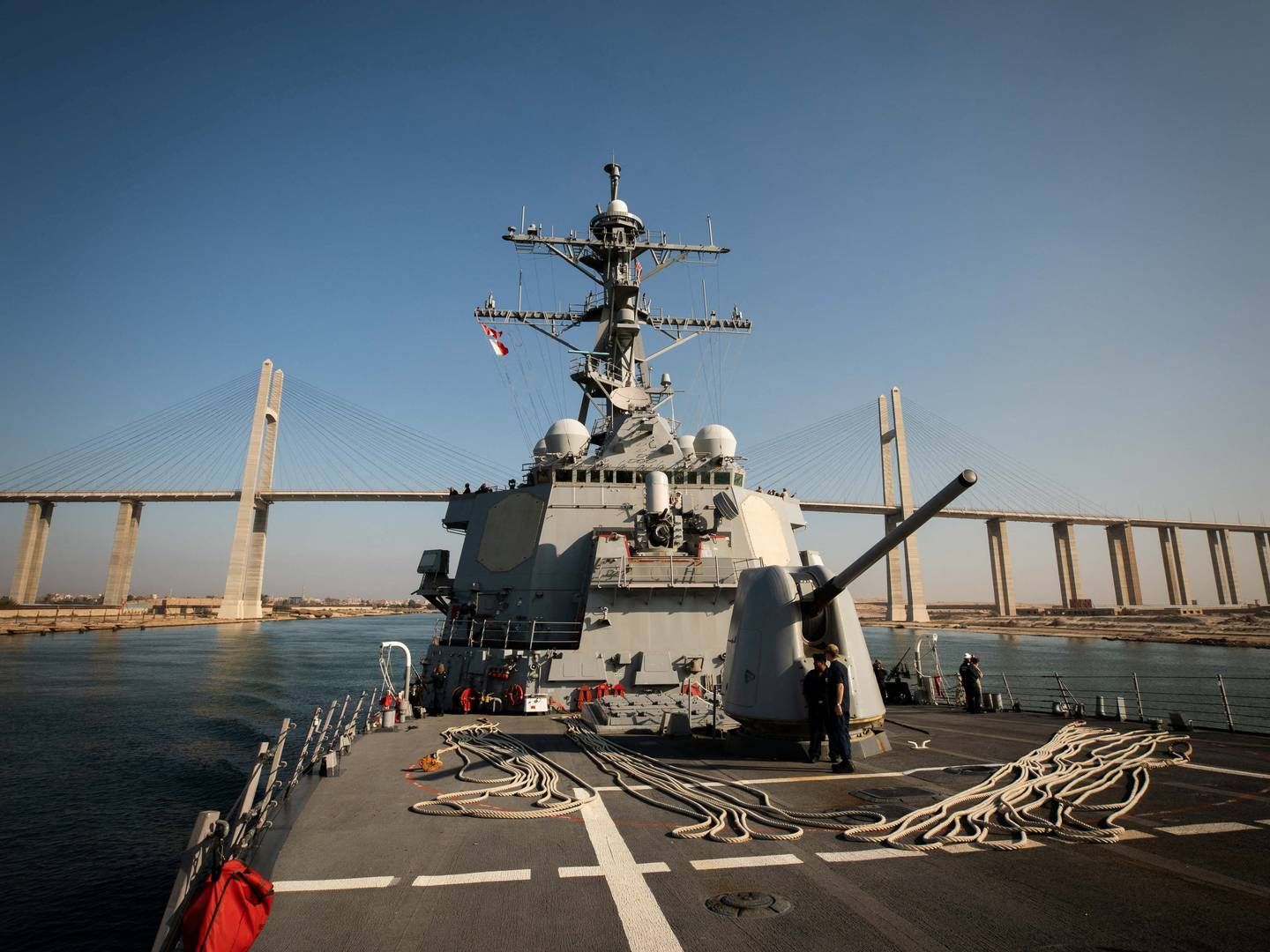 Den amerikanske destroyer USS Carney, der her i oktober 2023 er på vej gennem Suez-kanalen, kom handelsskibe til undsætning efter at de var blevet angrebet i Det Røde Hav. | Foto: Us Navy
