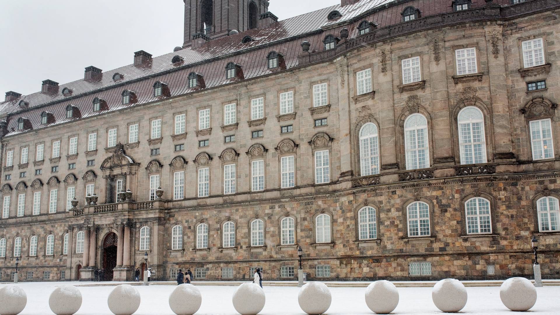 Moderaterne, Dansk Folkeparti, SF, De Konservative og Danmarksdemokraterne er alle åbne for at se på, hvordan butiksvold mindskes. | Foto: Andreas Haubjerg