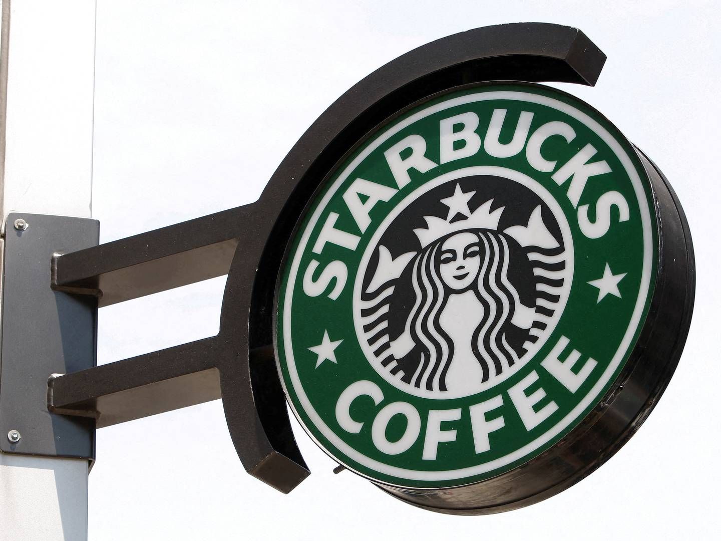 Den amerikanske kaffekæde Starbucks findes også i Danmark, hvor den drives på licens af Salling Group. | Foto: Chip East/Reuters/Ritzau Scanpix