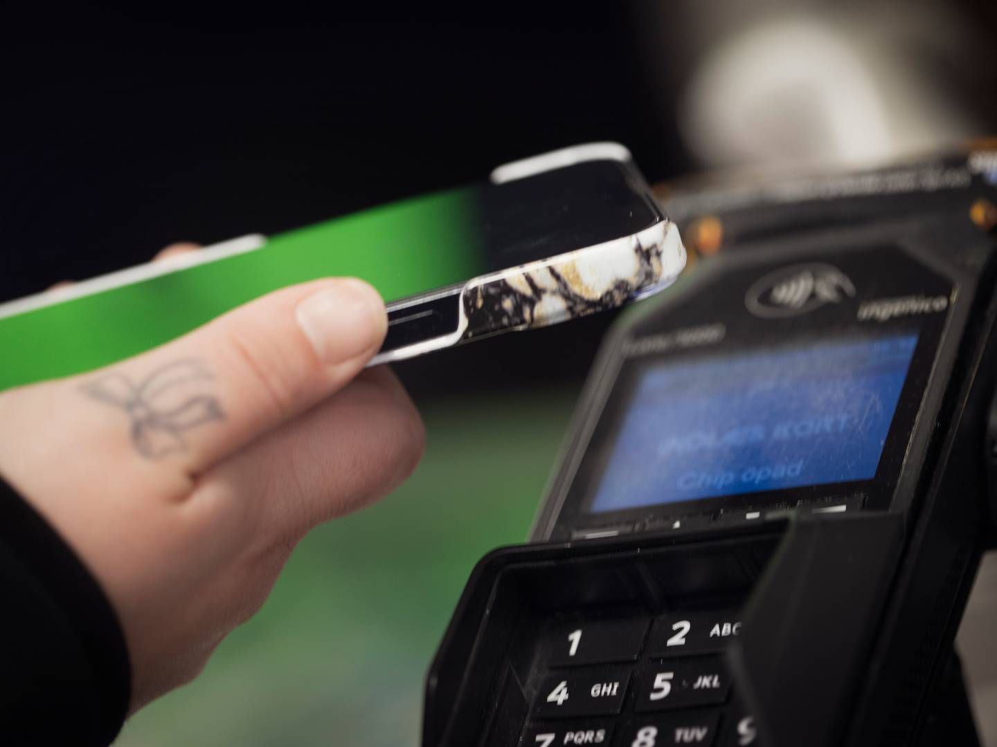 Flere kunder er begyndt er begyndt at betale med deres betalingskort via en mobiltelefon i butikker | Foto: Miriam Dalsgaard