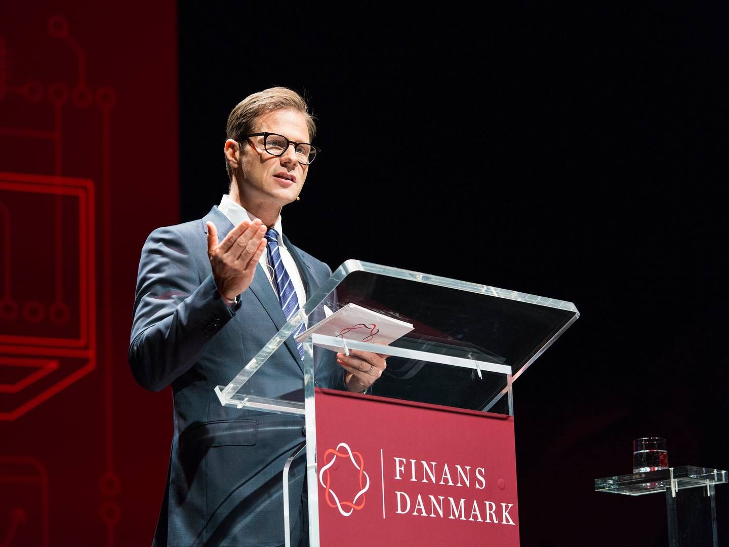 Carsten Egeriis på talerstolen, da han i 2021 havde tilbragt et år på formandsposten i Finans Danmark. | Foto: Pr/finansdanmark