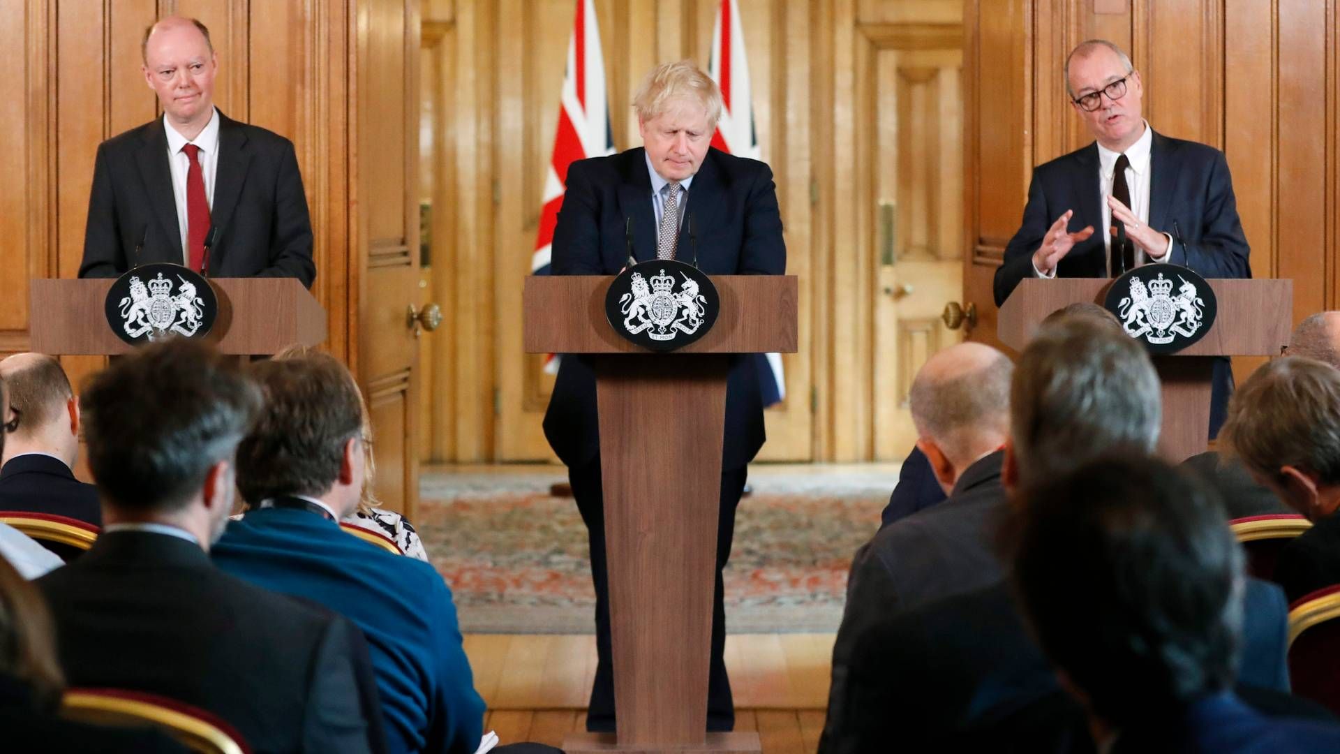 Storbritanniens premiereminister Boris Johnson holdt et pressemøde om coronastrategien tilbage i 2020 sammen med sine rådgivere Chris Whitty, der var Chief Medical Officer, samt Chief Scientific Adviser Patrick Vallance. | Foto: Frank Augstein/AP/Ritzau Scanpix