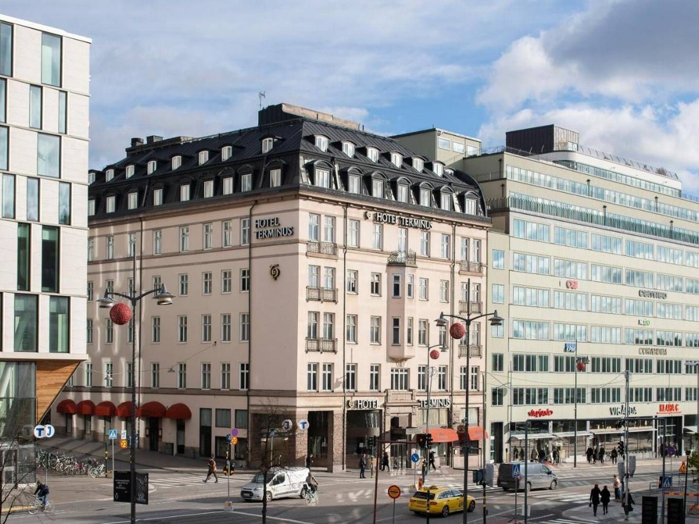 NYTT OG GAMMELT: Hotellet som Olav Thon Gruppen har kjøpt er det første egeneide i Stockholm. Eiendommen er oppført på slutten av 1800-tallet. Renovering av hotellet er under planlegging, og vil bli igangsatt på nyåret. | Foto: Olav Thon Gruppen