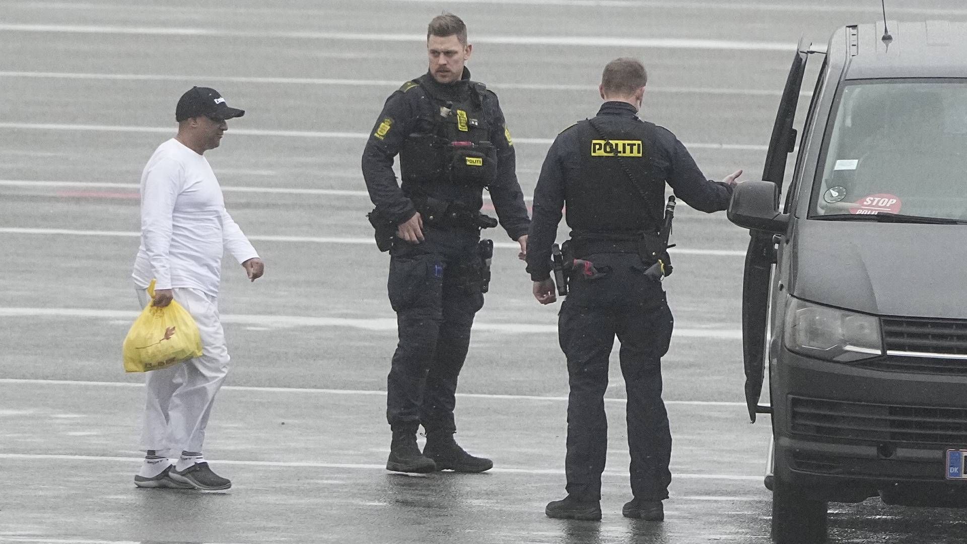 Danske politibetjente tager imod Sanjay Shah, der netop er landet i Københavns Lufthavn onsdag 6. december 2023. | Foto: Mads Claus Rasmussen / Ritzau Scanpix