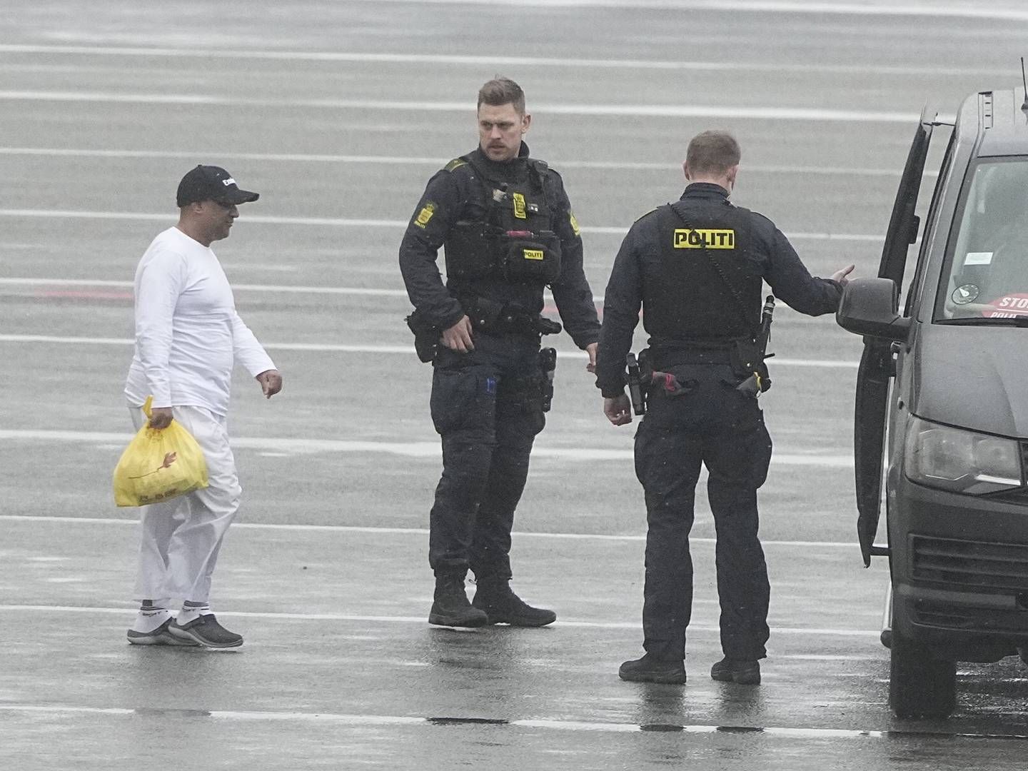 Danske politibetjente tager imod Sanjay Shah, der netop er landet i Københavns Lufthavn onsdag 6. december 2023. | Foto: Mads Claus Rasmussen / Ritzau Scanpix