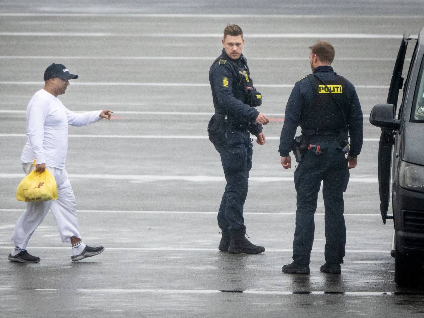 Danske politibetjente tager imod Sanjay Shah, der netop er landet i Københavns Lufthavn onsdag 6. december 2023. | Foto: Mads Claus Rasmussen