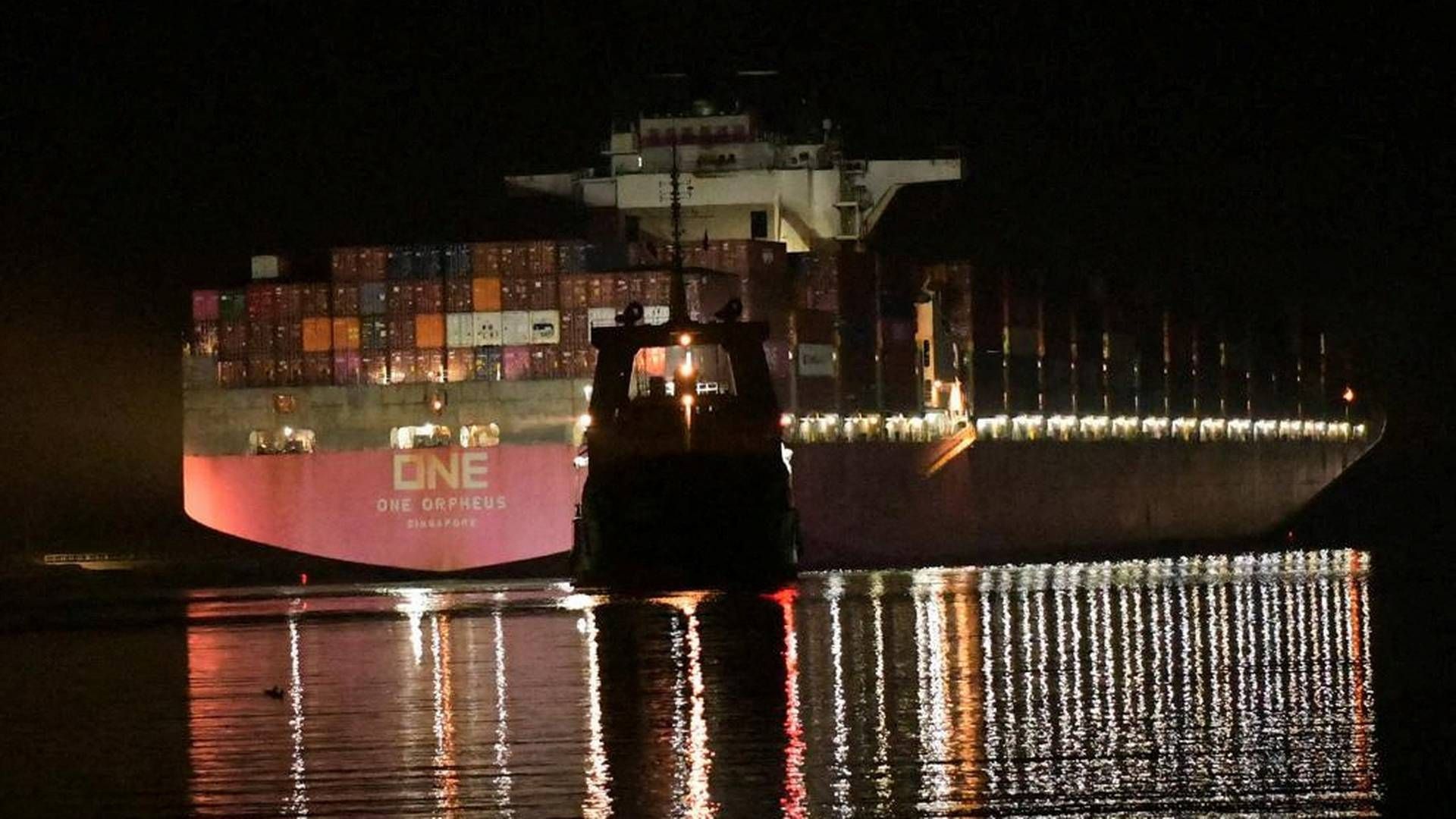 ONE Orpheus blev trukket fri af slæbebåde i Suez-kanalen natten til torsdag. | Foto: Suez Canal Authority/Reuters/Ritzau Scanpix