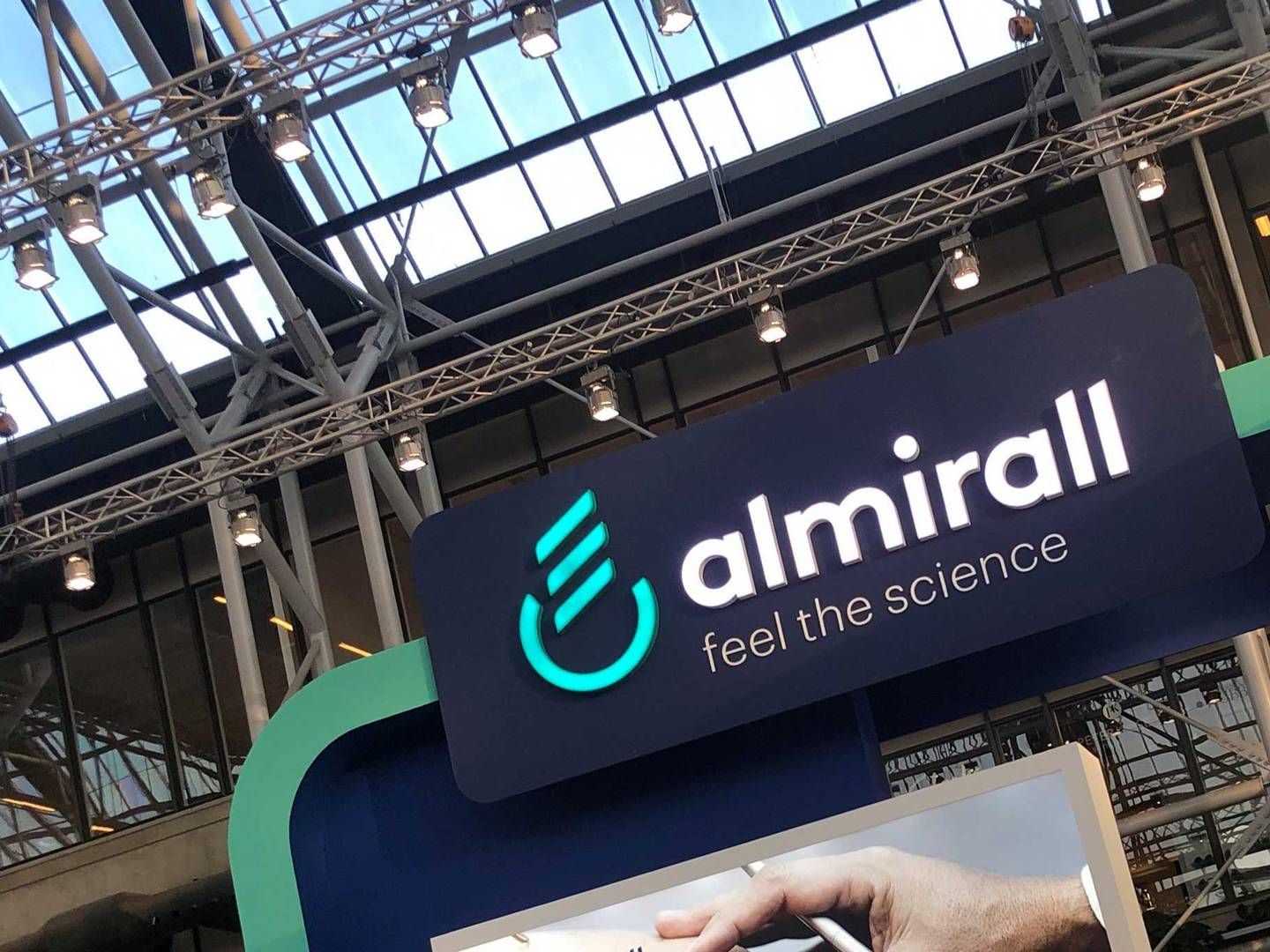 I jagten på nye behandlinger mod hudsygdomme har det spanske dermatologiselskab Almirall nu indgået endnu et AI-partnerskab. | Foto: Mikkel Aabenhus Hemmingsen / Medwatch