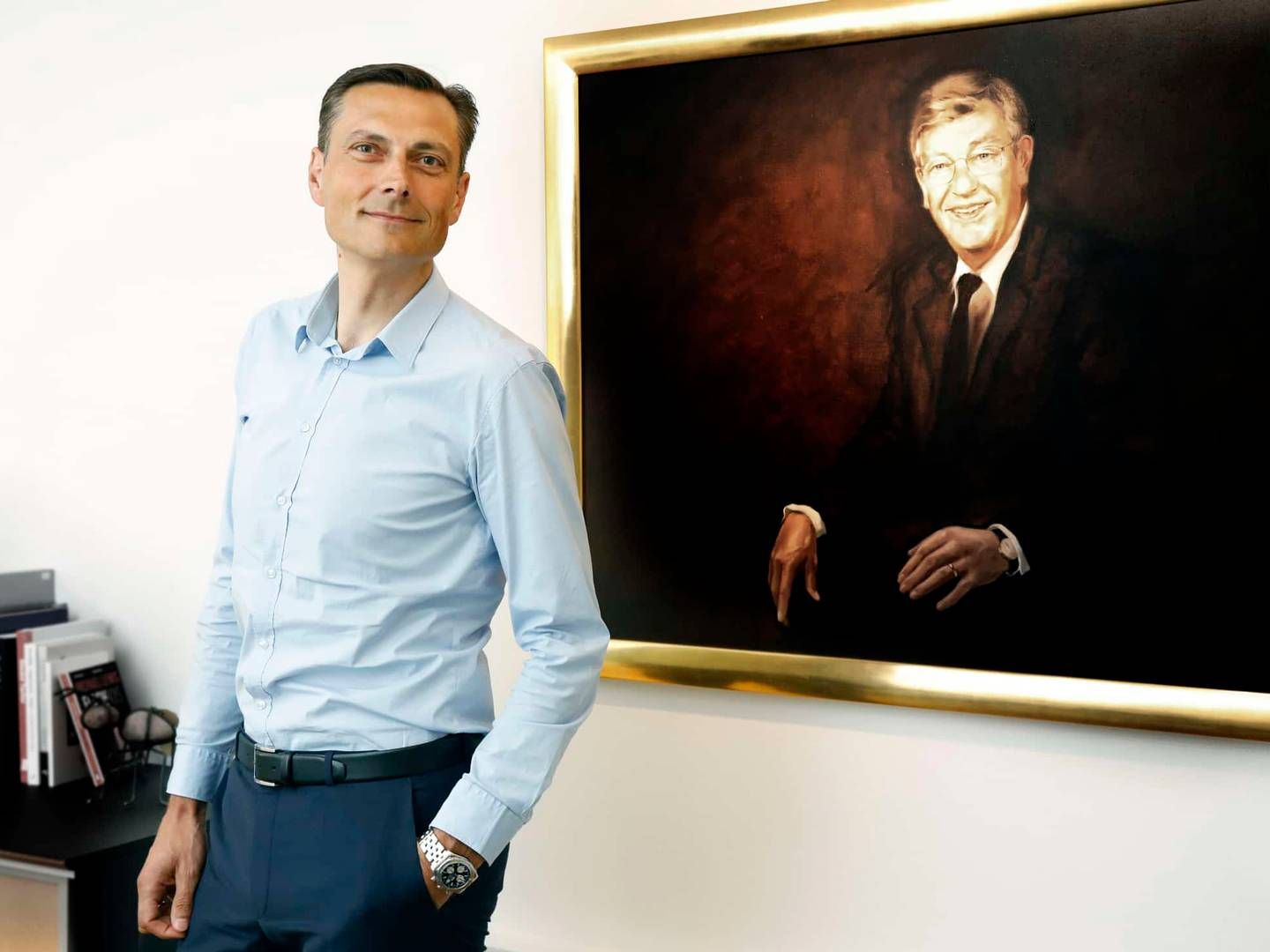 Adm. direktør Claus Omann Jensen, Færchfonden, her ved siden af et billede af en af fondens stiftere, Jørgen Færch | Foto: Pr