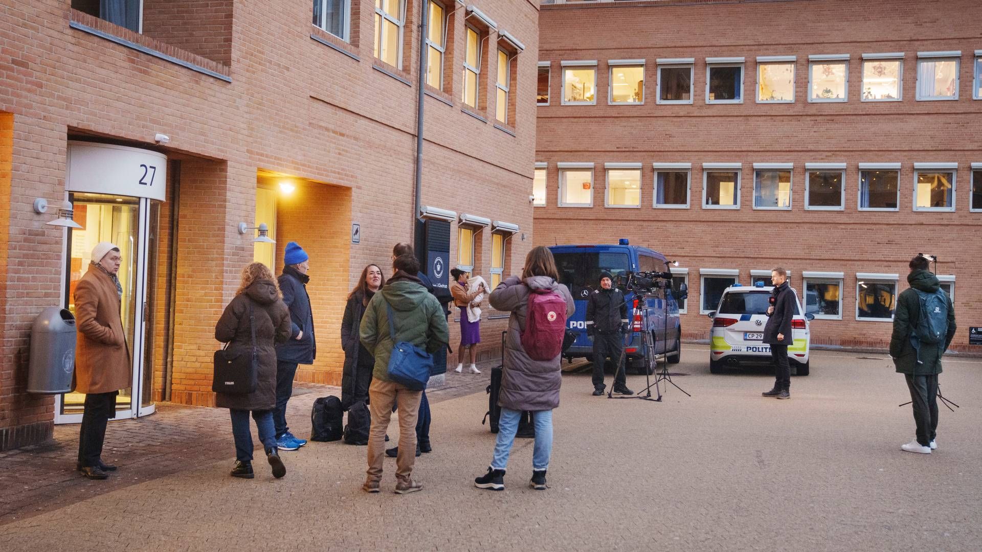 Der var trængsel foran Retten i Glostrup, da da Sanjay Shah torsdag skulle fremstilles i grundlovsforhør. | Foto: Liselotte Sabroe