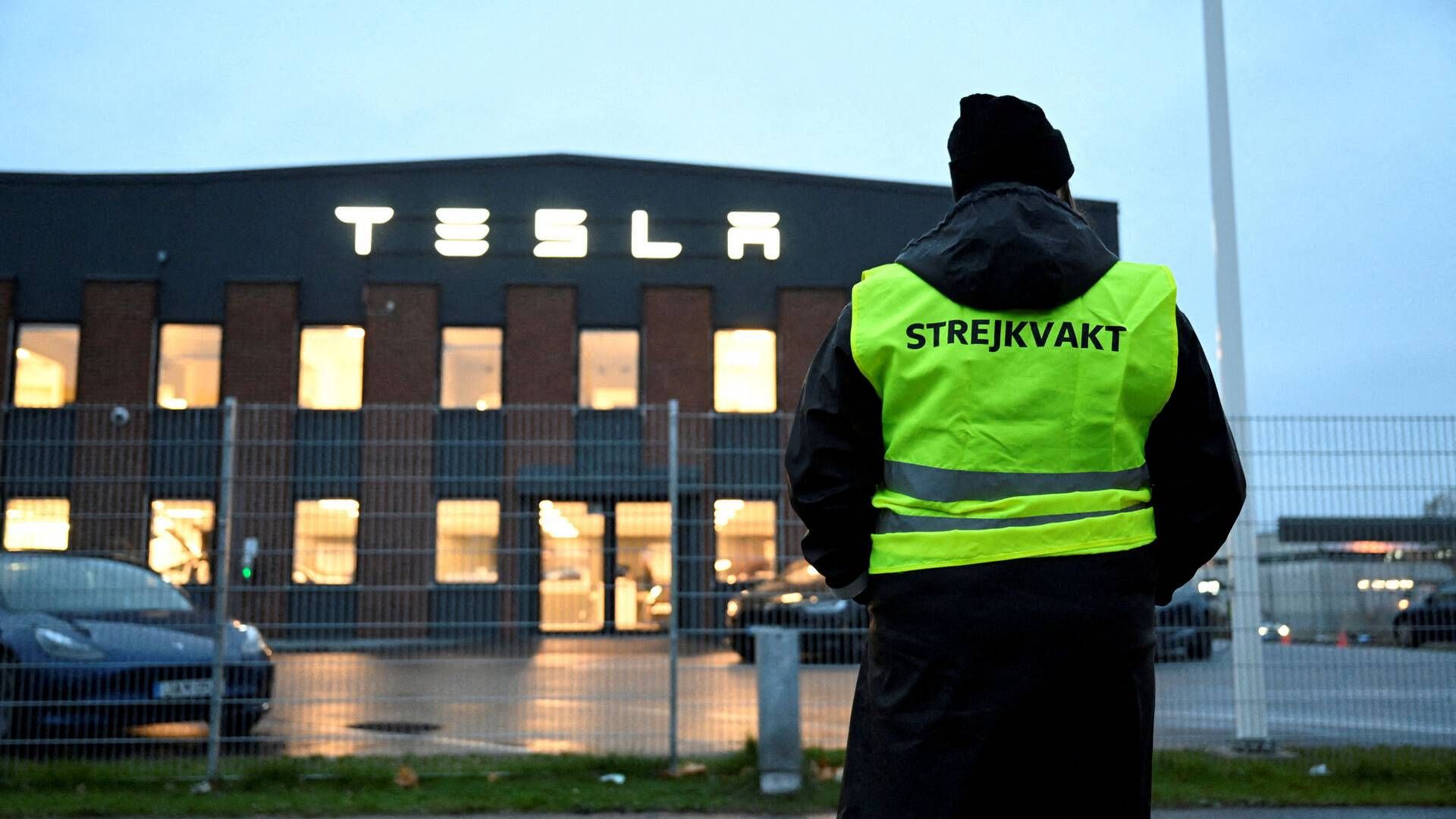 Union leader Emma Hansson on strike outside Tesla’s service center in Segeltorp, Sweden. | Photo: TT News Agency/Reuters/Ritzau Scanpix