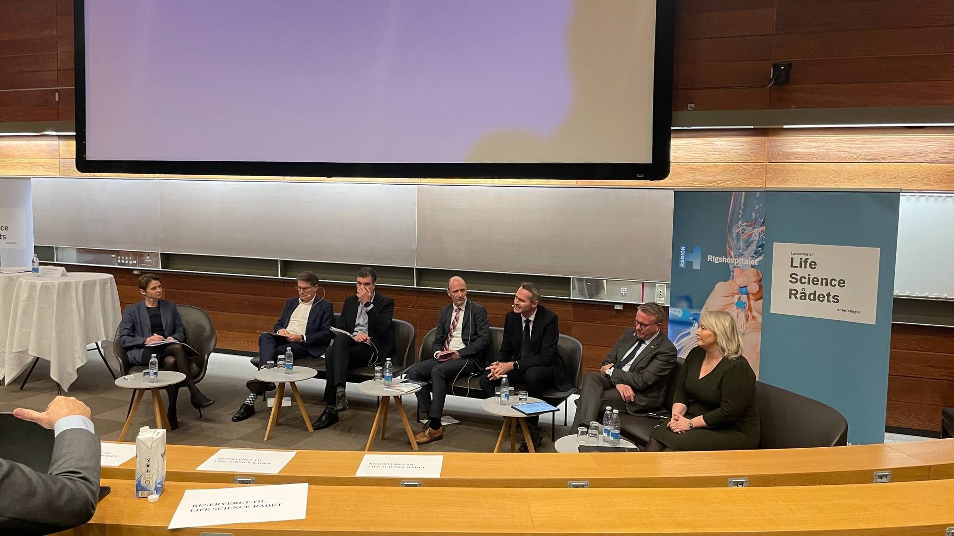 Life Science Rådet præsenterer i dag sine anbefalinger til Regeringen. Her paneldebat med: (fra højre) uddannelses- og forskningsminister Christina Egelund (M), erhvervsminister Morten Bødskov (S), Rigshospitalsdirektør Rasmus Møgelvang, driftsdirektør i Novo Nordisk Fonden Søren Nedergaard, adm. direktør i DI Emil Fannike Kiær, adm. direktør i Dansk Erhverv Brian Mikkelsen og moderator Nynne Bjerre Christensen. | Foto: Ulrich Quistgaard/MedWatch