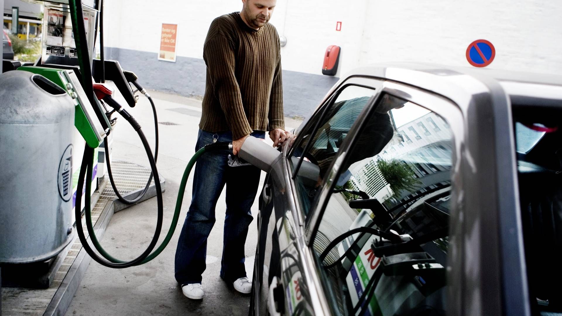 Nye EU-regler rammer fra 2027 bl.a. bilister på pengepungen. Fuldt udrullet ventes en liter benzin at stige 1,17 kr., mens diesel står til at stige 1,09 kr. pr. liter. | Foto: Miriam Dalsgaard