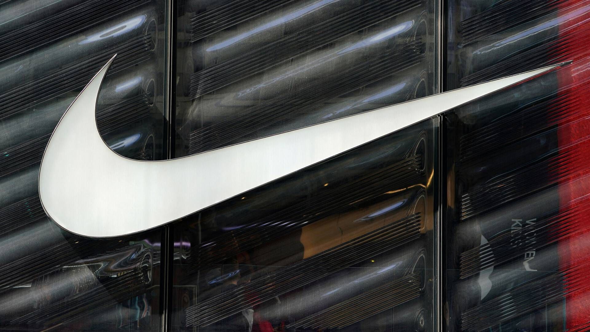 Sportstøjproducenten Nike, der er kendt for sit "swoosh"-logo, med regnskab senere i december. | Foto: Carlo Allegri/Reuters/Ritzau Scanpix