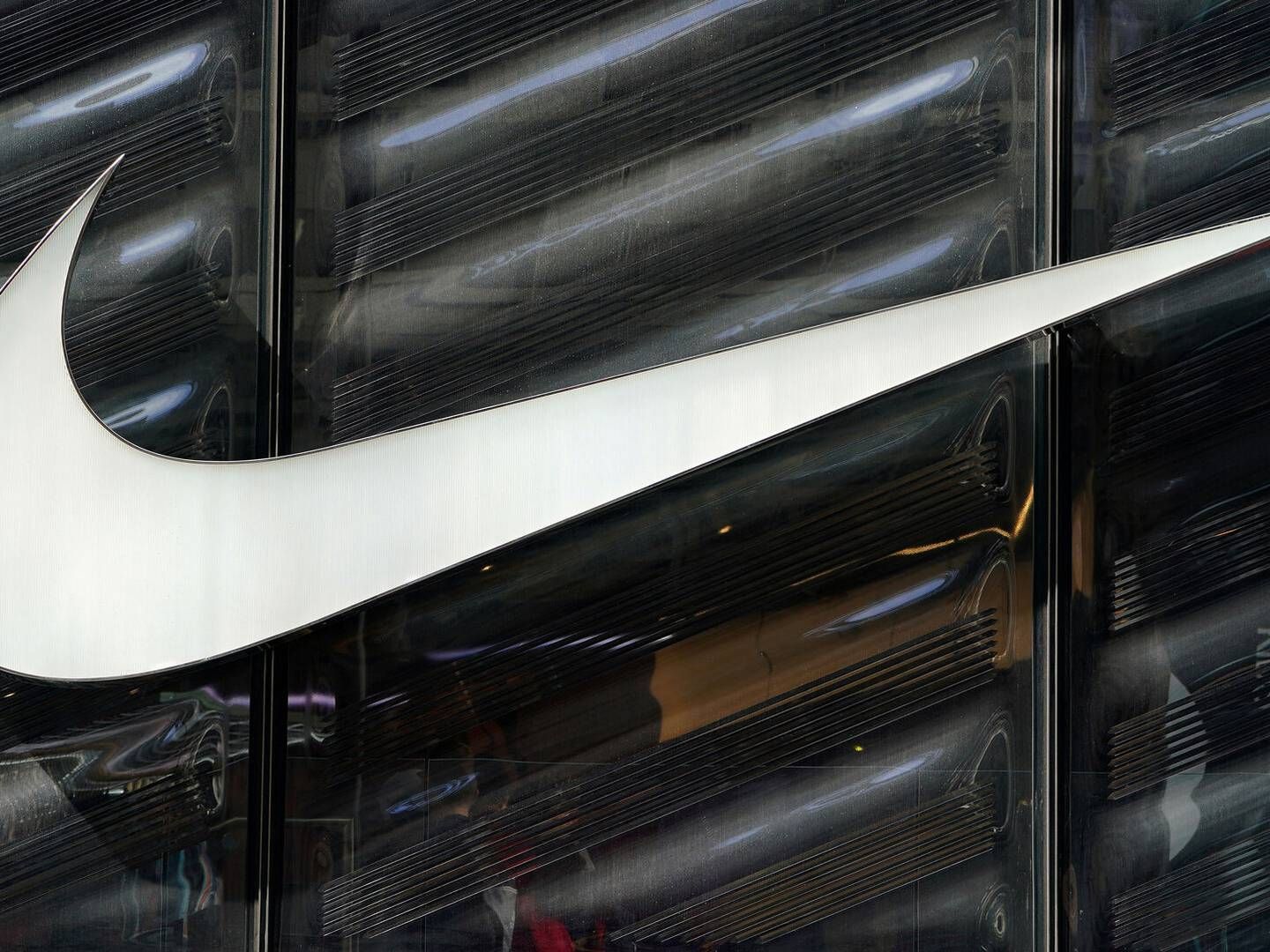 Sportstøjproducenten Nike, der er kendt for sit "swoosh"-logo, med regnskab senere i december. | Foto: Carlo Allegri/Reuters/Ritzau Scanpix