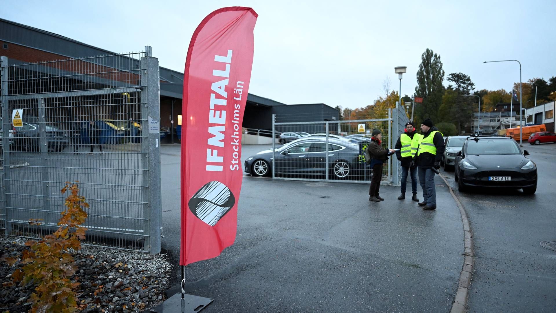 Strike guards outside Tesla's Service Center in Segeltorp, south of Stockholm. | Photo: TT News Agency/Reuters/Ritzau Scanpix