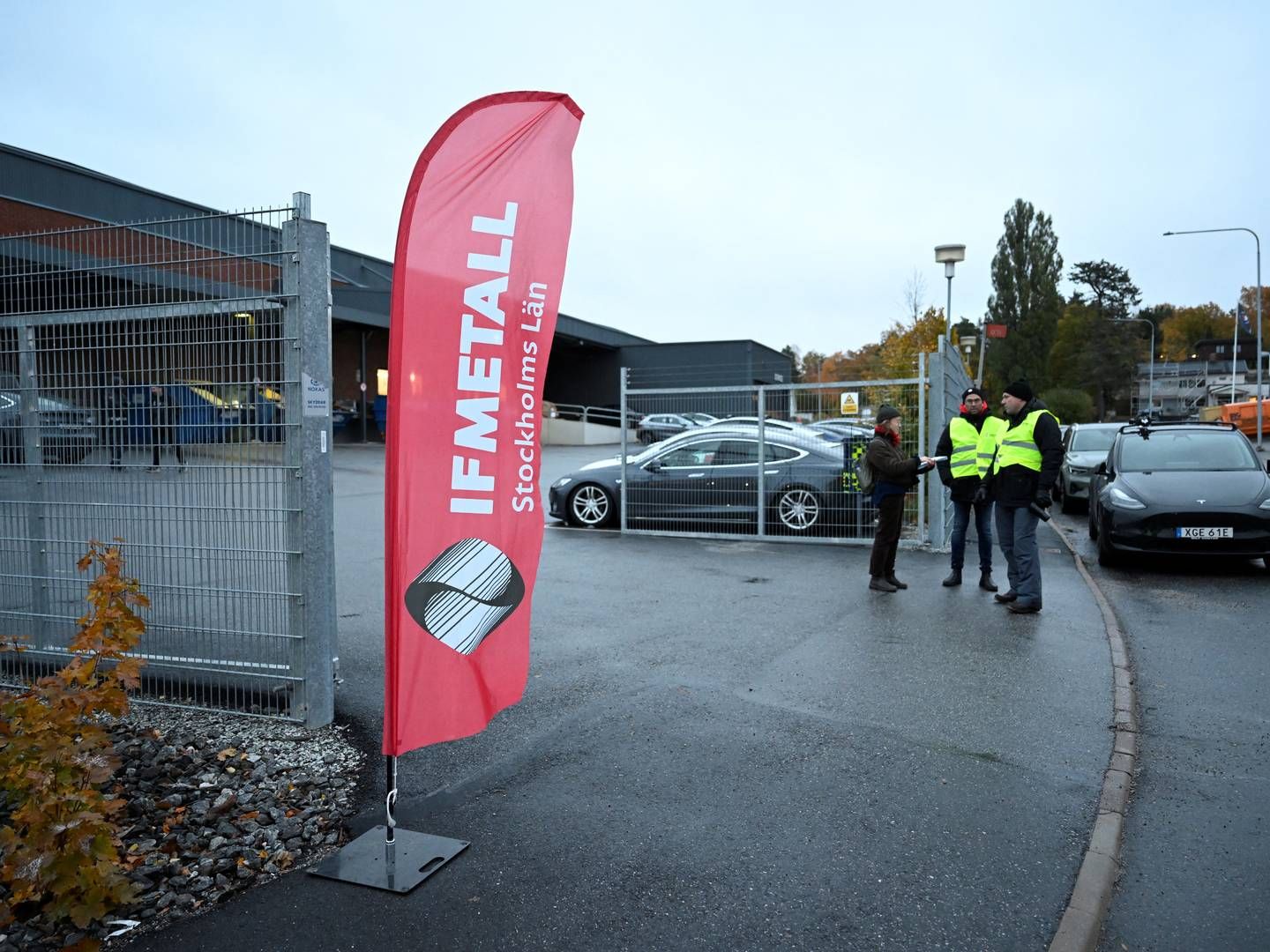 Strike guards outside Tesla's Service Center in Segeltorp, south of Stockholm. | Photo: TT News Agency/Reuters/Ritzau Scanpix