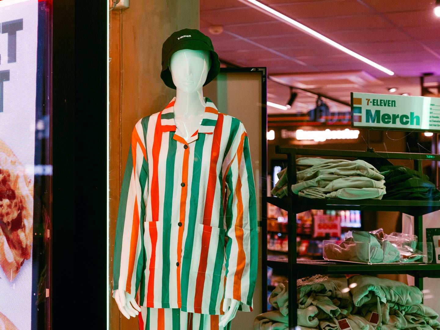 SUKSESS: Salget av klær på 7-Eleven har vært over forventning. | Foto: Reitan Convenience