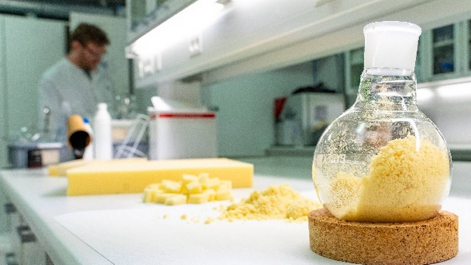 Polyuretan, der blandt andet findes i skummadrasser, er fremstillet ved at blande to stoffer produceret ud fra råolie, isocyanat og polyol. | Foto: Teknologisk Institut