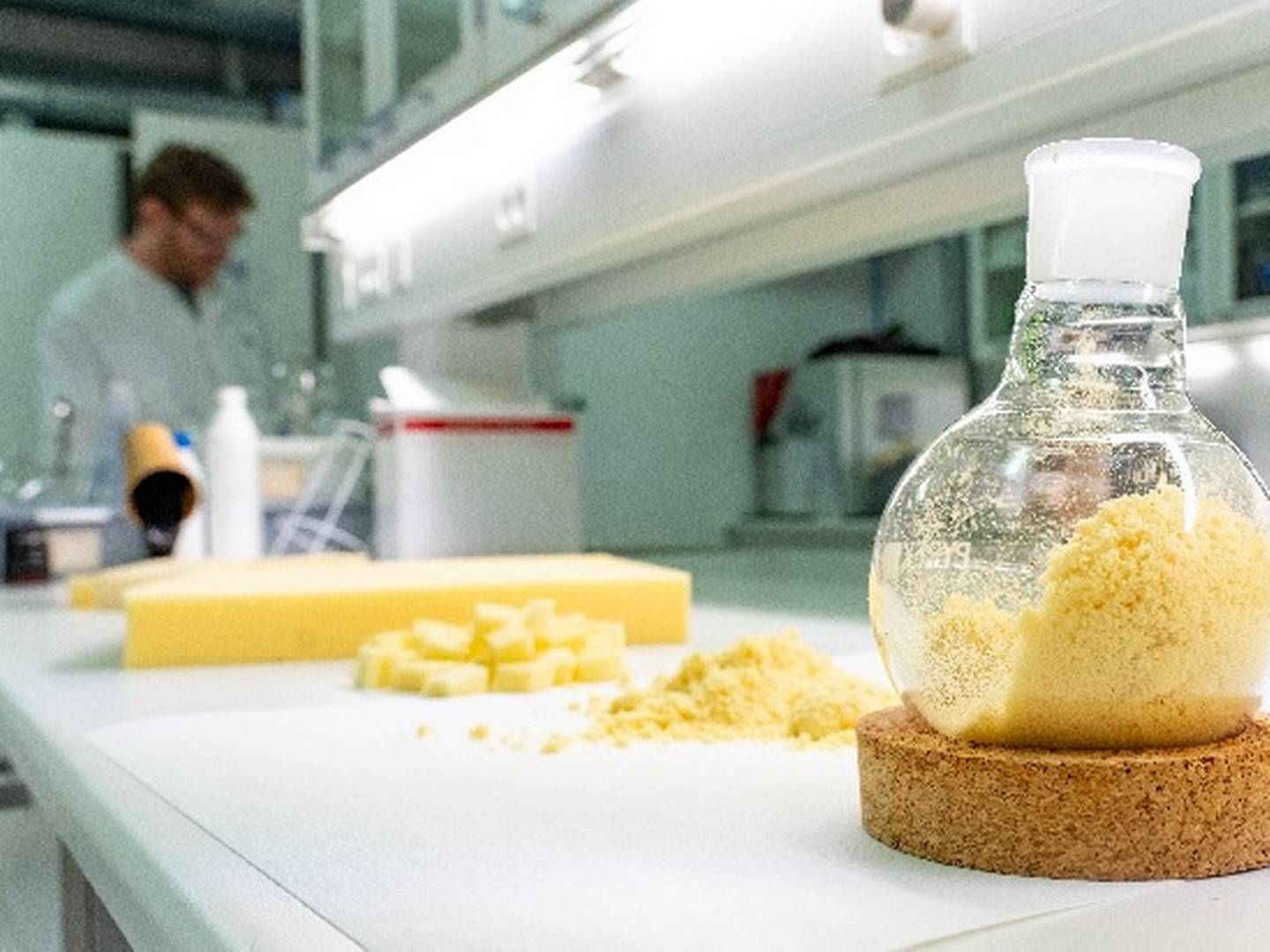 Polyuretan, der blandt andet findes i skummadrasser, er fremstillet ved at blande to stoffer produceret ud fra råolie, isocyanat og polyol. | Foto: Teknologisk Institut